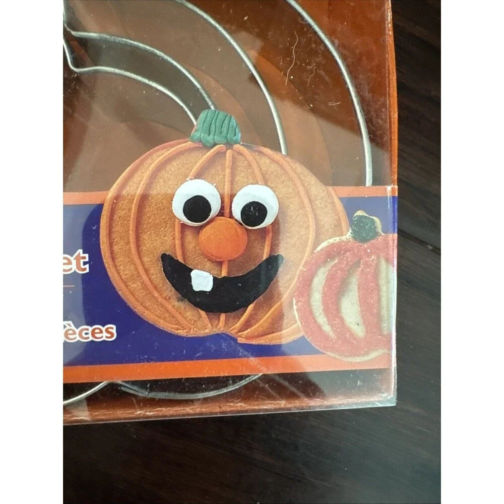 WILTON PUMPKIN COOKIE CUTTERS - SET OF 4 NEW IN BOX Halloween
